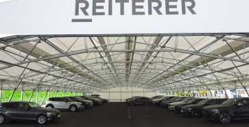 Überdachter Parkplatz für den Verkauf von Fahrzeugen