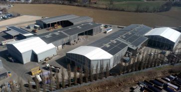 Zelthallen als Lager bei der Abfallverarbeitung