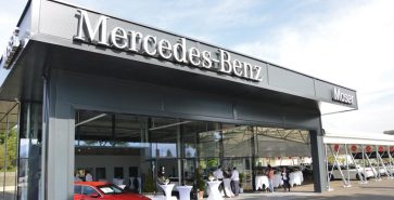 Stahl-Verkaufsstätte als modernes Autohaus.