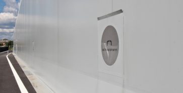 Lüftungsöffnung in der Wand des Lagerzeltes