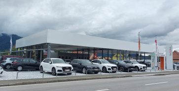 Ausstellungshalle aus Stahl für Fahrzeuge.
