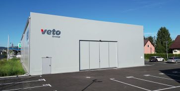 Blick auf den Lagereingang mit Schiebetor