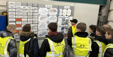 Besuch von Neuntklässlern und Führung durch die Produktion.