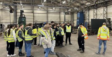 Besuch von Neuntklässlern und Führung durch die Produktion.